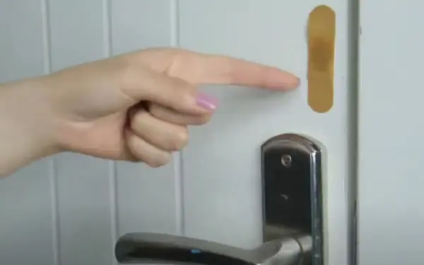 The great use of sticking a piece of urgo on the door