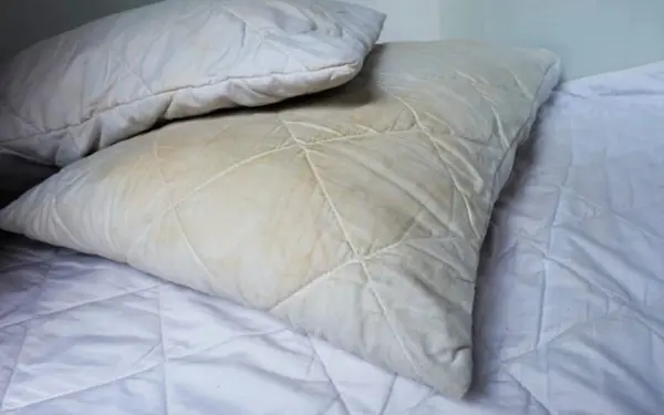 Tips to Restore Yellowed Pillow Inserts to Their 'Pristine White' State