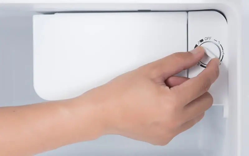 Adjusting this small button on the refrigerator can save you a lot of money on electricity: EVN also recommends doing it! - Photo 1.