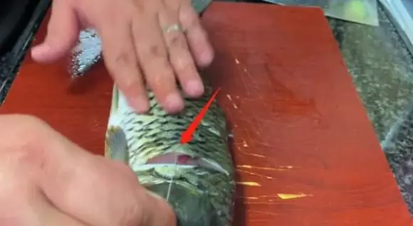 cách vệ sinh vảy cá, đánh vảy cá, mẹo làm sạch cá