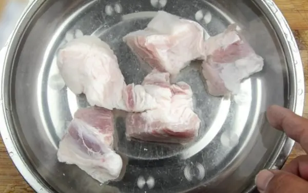 Take the meat in the refrigerator to how frozen