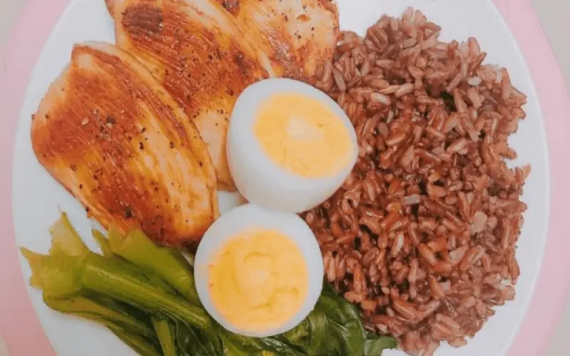 1 tô gạo lứt ăn cùng 100g thịt thăn luộc và 1 tô cải bó xôi luộc