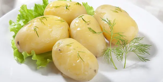 ½ quả bắp, 1 củ khoai tây, 100g su hào và 100 thịt gà luộc.