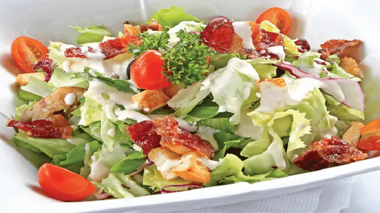100g thịt luộc và 1 tô salad dưa leo cà chua