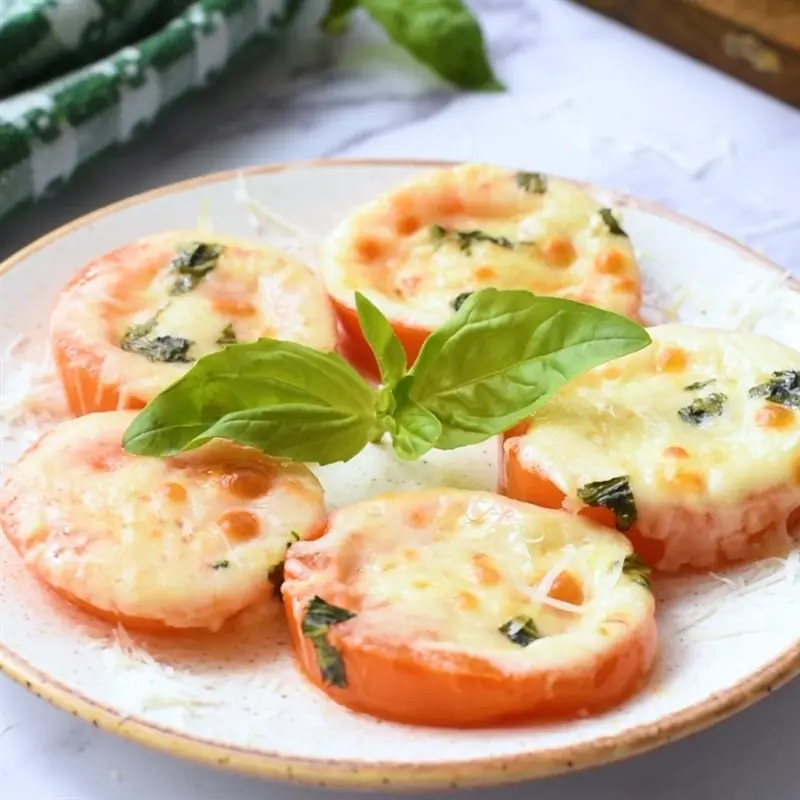 phô mai sữa chua và trứng hấp cà chua.