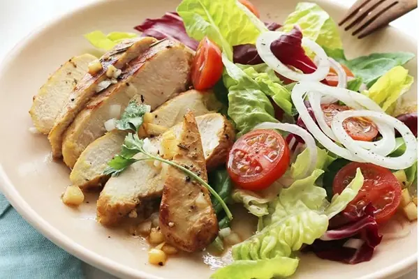 Thịt heo chiên phô mai và rau củ luộc.