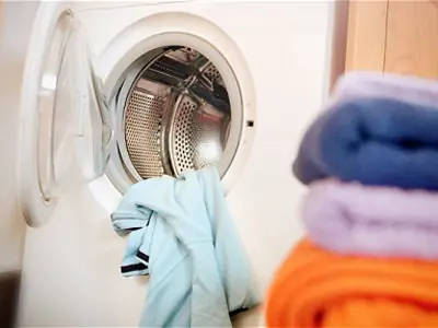 Many people wonder: Should I close or open the washing machine lid after washing? - Photo 2.