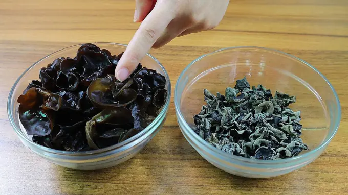 The "black as coal" dish is a treasure that nourishes blood, replenishes blood, and lowers blood sugar, but just one mistake when soaking can turn it into "poison" - Photo 2.