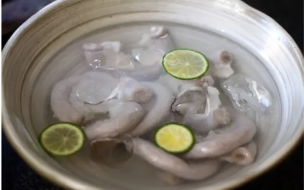 Boiling pork intestines using boiling water or cold water is both wrong