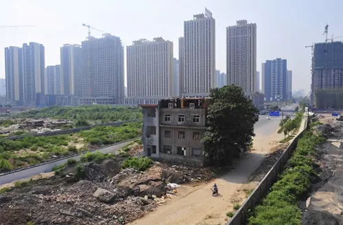 Gia chủ ở Tây An quyết không chuyển đi khiến ngôi nhà cũ nằm chắn giữa đường vào các tòa cao ốc.