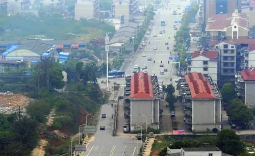 Tòa chung cư lớn ở Hồ Nam không thể tháo dỡ khiến con đường rộng thênh thang đột ngột hẹp lại.