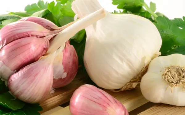 4 foods to avoid eating with garlic