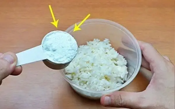 Mix leftover rice with laundry detergen