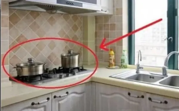 The location of the kitchen and bed