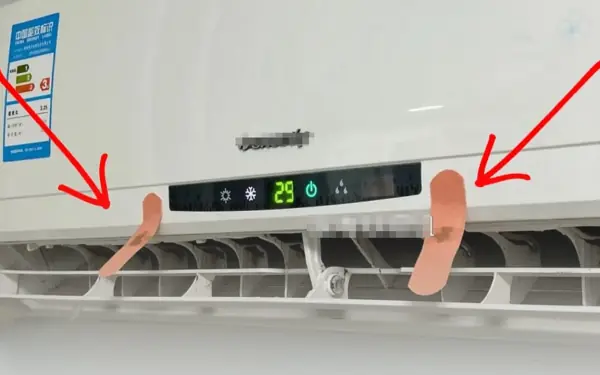 Sticking these two urgo pieces on both sides of the air conditioner's vents will help