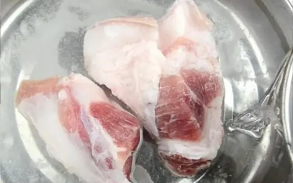 Take the meat in the refrigerator to how frozen