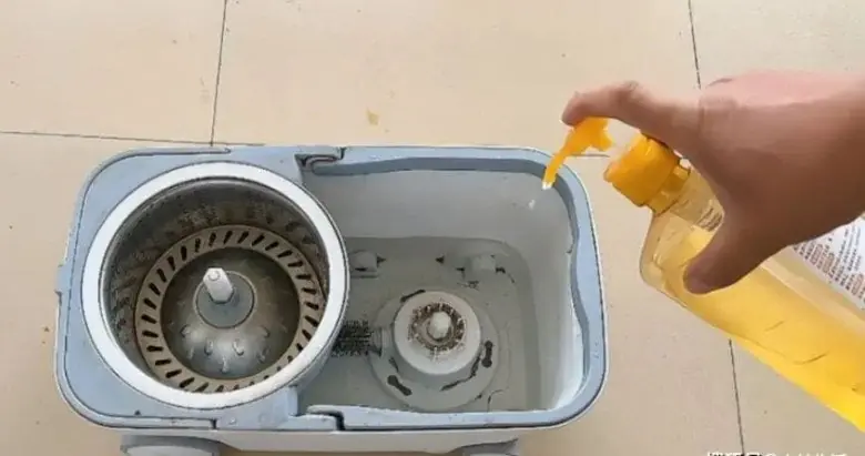 Một ít muối hạt: Muối không chỉ giúp làm khô nhanh sàn nhà mà còn có khả năng khử trùng và khử khuẩn.    