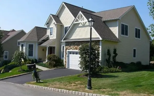 Why don't American houses have anti-theft iron fences?