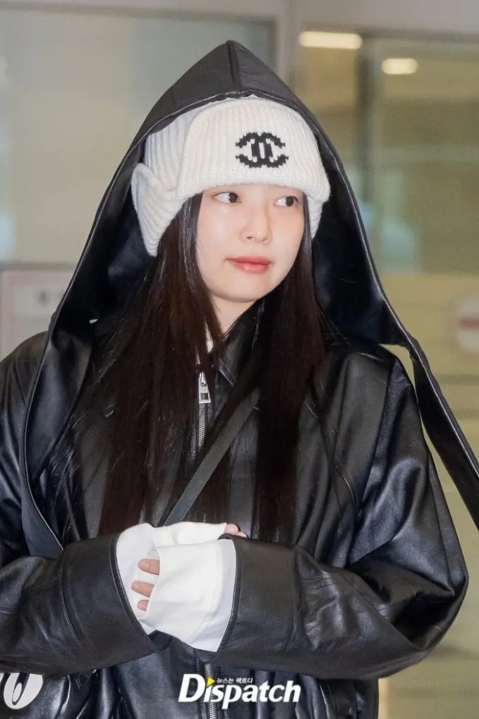 Jennie (BLACKPINK) lại tỏ vẻ khó chịu ở sân bay, chuyện gì đây?- Ảnh 5.