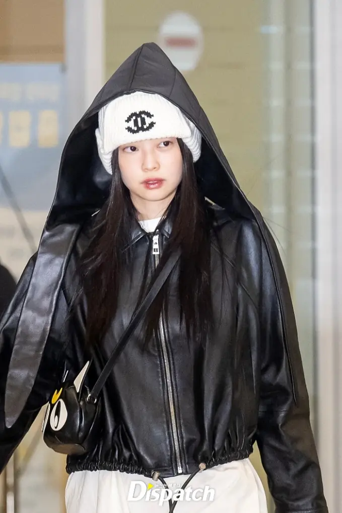 Jennie (BLACKPINK) lại tỏ vẻ khó chịu ở sân bay, chuyện gì đây?- Ảnh 6.