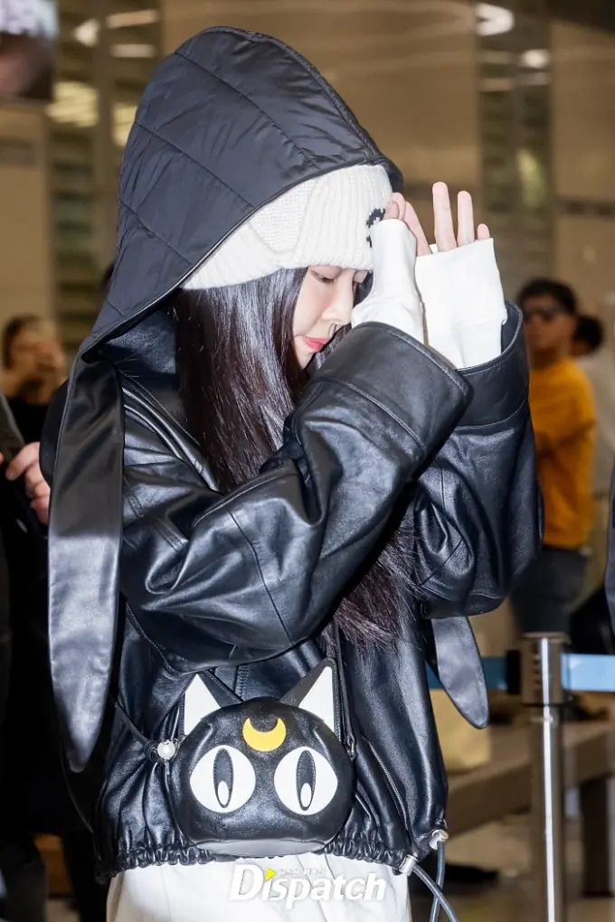 Jennie (BLACKPINK) lại tỏ vẻ khó chịu ở sân bay, chuyện gì đây?- Ảnh 4.