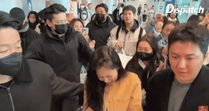 Jennie (BLACKPINK) lại tỏ vẻ khó chịu ở sân bay, chuyện gì đây?- Ảnh 8.