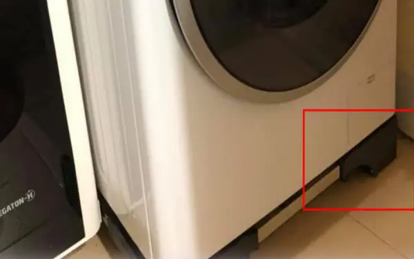 The washing machine makes a loud noise, shakes violently