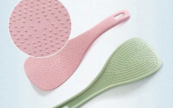 Many people still do not know what the small grains on the rice scoop are used for