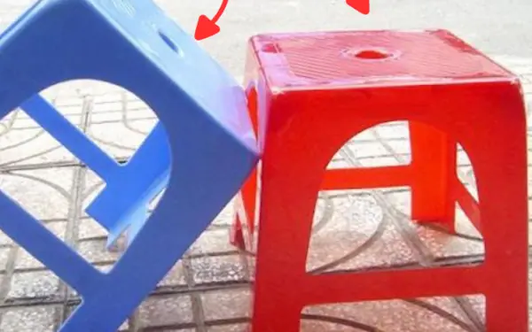Everyone in school knows this chair, but no one knows the function of the round hole on the chair.