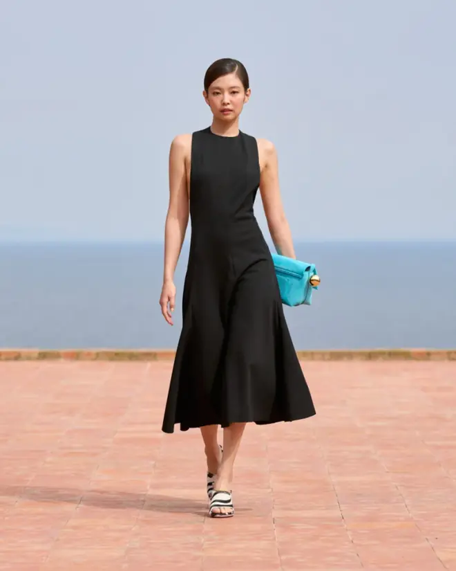 Jennie diện váy ôm body cực nóng bỏng, quẩy hết mình sau màn debut gây sốt trên sàn catwalk - Ảnh 1.