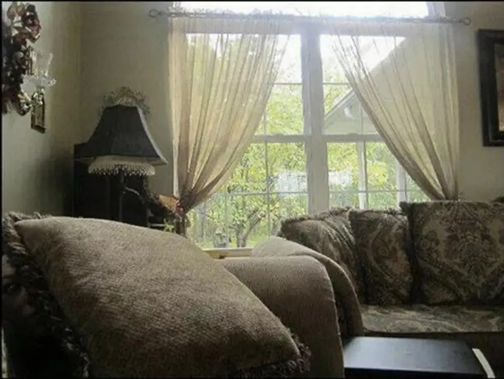 Did you notice the eerie detail in the picture that sends shivers down the spine?