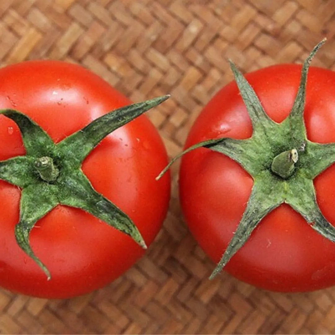 Choose tomatoes, buy the type with 5 or 6 small leaves around the stem, thin skin, thick flesh?