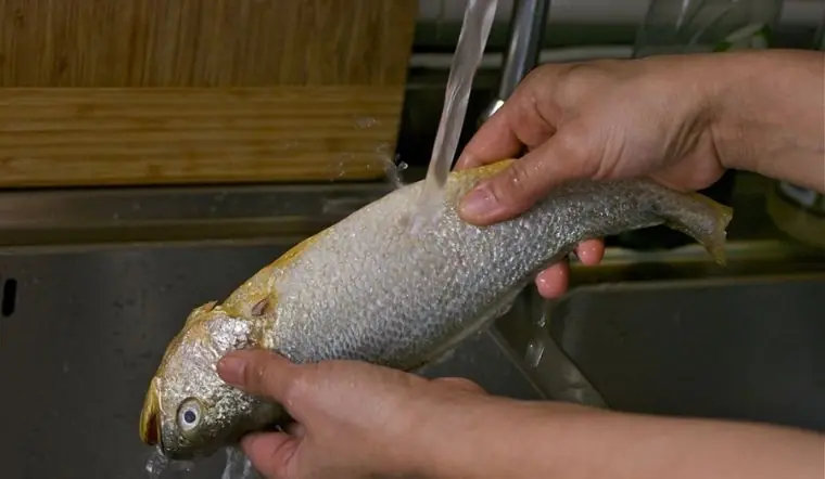 Say Goodbye to Stubborn Fishy Odors on Your Hands with These 2 Genius Tricks!