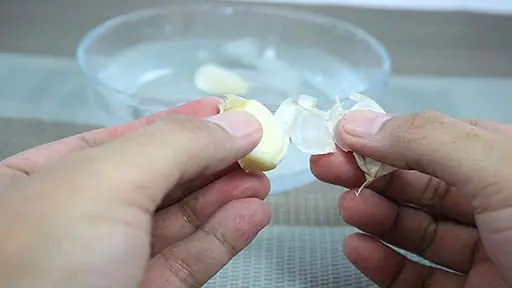 Tips to peel garlic quickly and without getting the smell on your hands