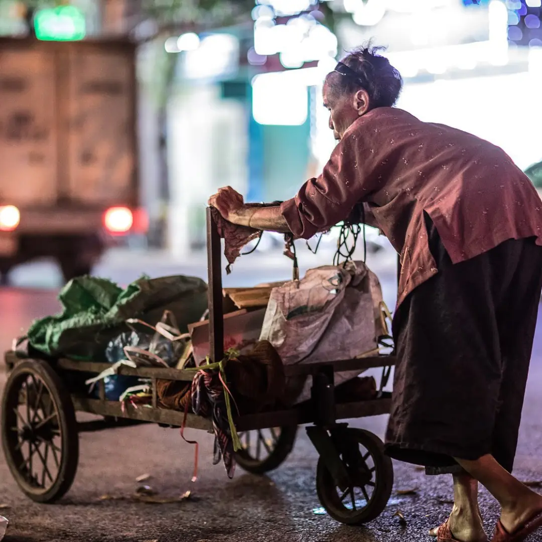 Tears fall over photo series of 83-year-old woman with hunched back struggling to pick up trash at night to raise 2 gran.dch.ildren