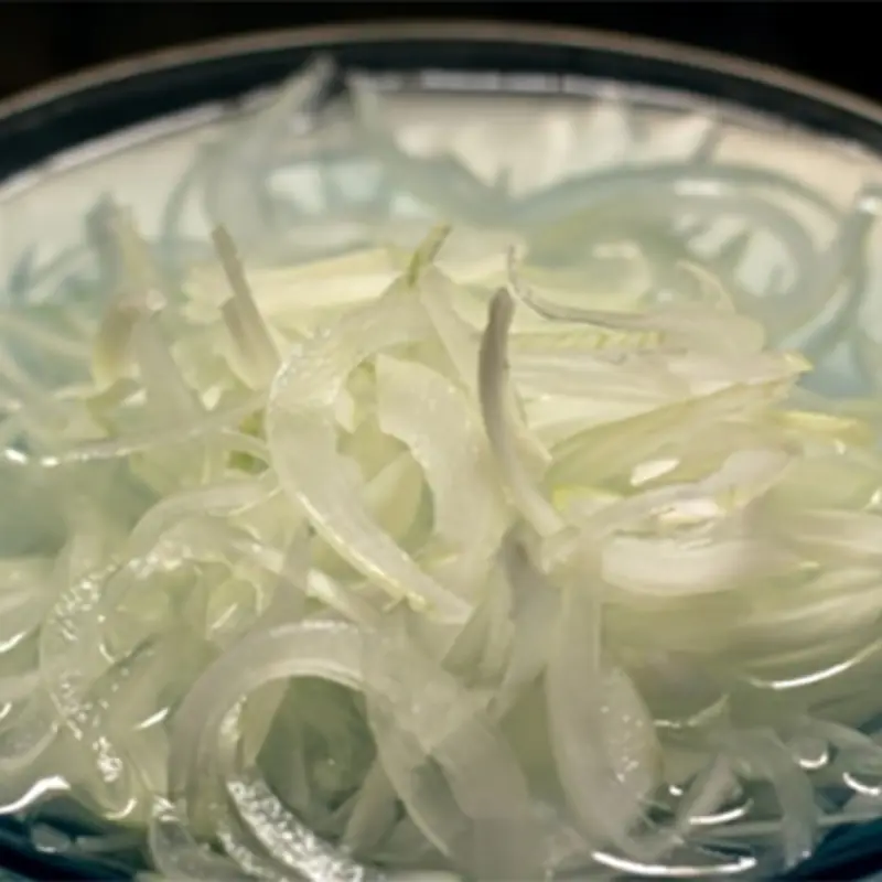 Soaking onions before cooking reduces their taste and offers health benefits.