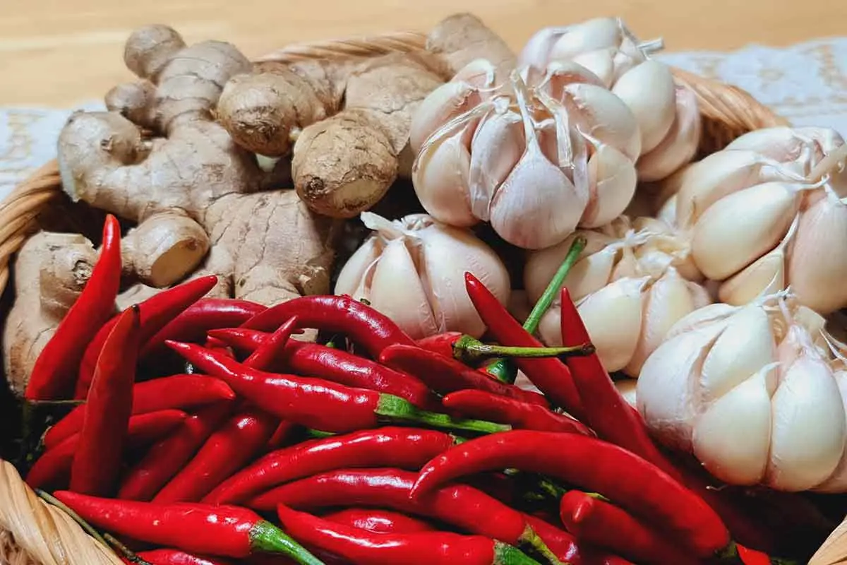 Don't put ginger, garlic, and chili in the refrigerator: Store them this way to keep them