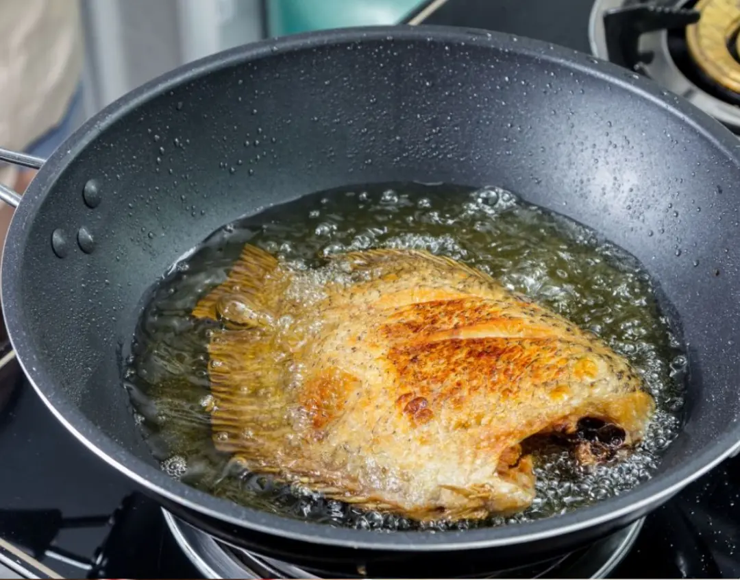 When frying fish, don't put it in the pan right away