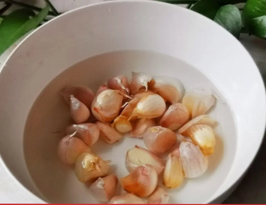 Peeling garlic by hand is old-fashioned. Here are 4 ways that are quick and don't leave a smell on your hands.