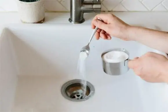 Simple tips to deal with clogged pipes at home