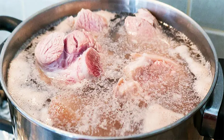 Whether to blanch bones in boiling or cold water before cooking is a matter of much debate among cooking enthusiasts; some chefs combine the two methods.