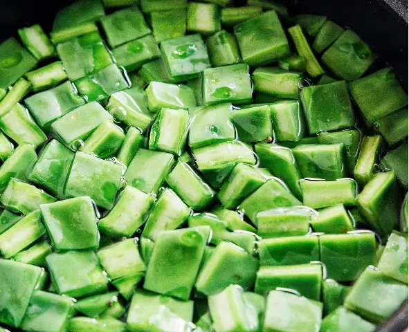 Vietnam has a type of wild vegetable that Americans consider a gourmet food: Lowers blood fat, protects the liver
