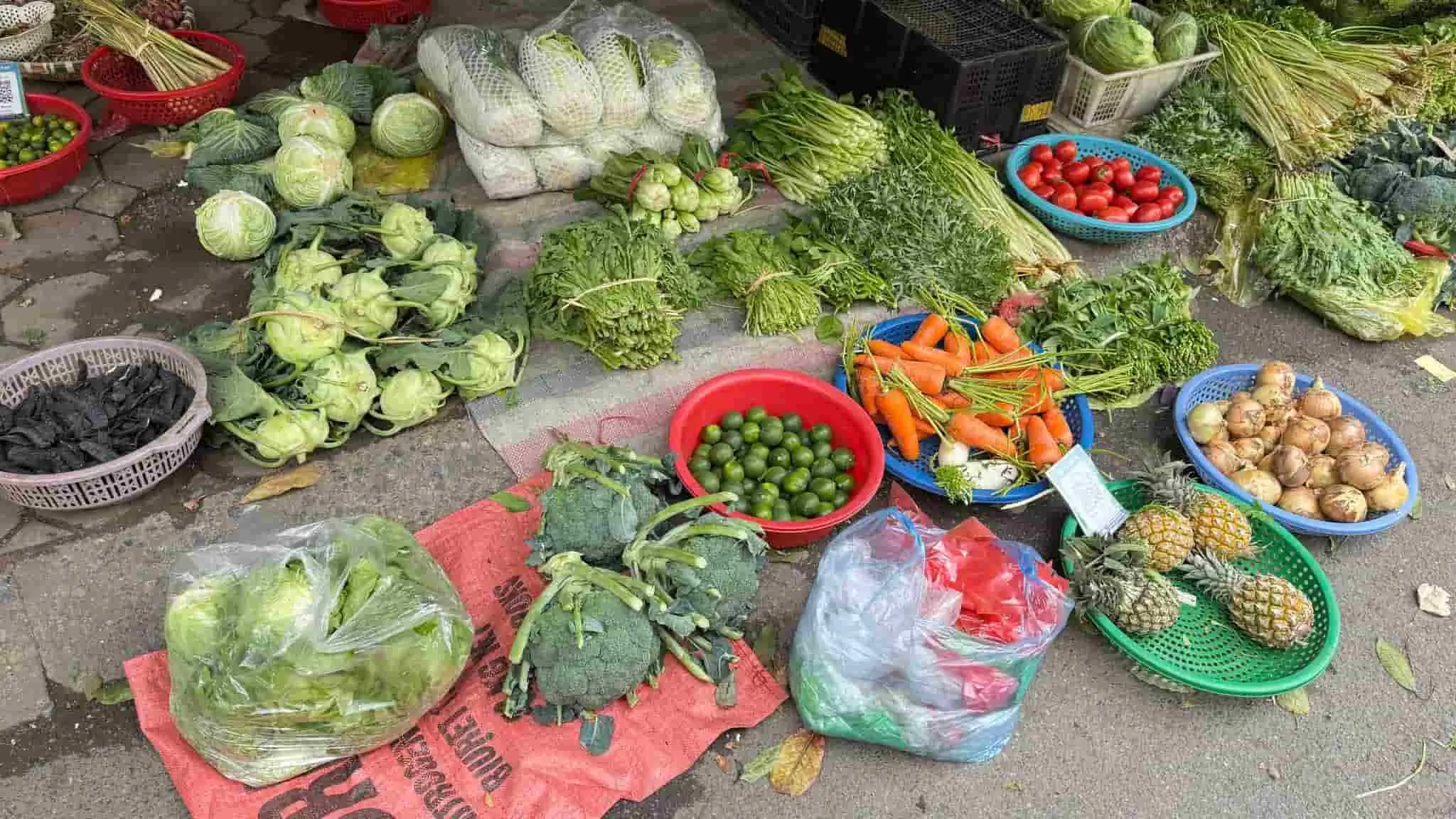 Walking around the market, a smart person can immediately see that these 5 types of vegetables are "soaked in chemicals", especially number 4