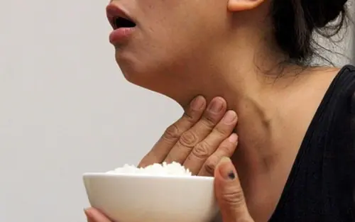 Persistent Throat Tightness Mistaken for Gastric Issues—Woman Discovers Thyroid Can.cer by Accident
