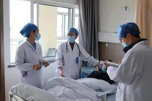 26-year-old man di.es suddenly from heatstroke, doctor points out 4 dangerous warning signs of the body in hot weather