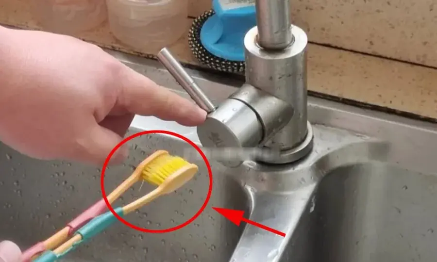 Tips to solve all household problems with 2 old toothbrushes