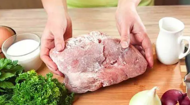 4 taboos when defrosting food, know and avoid "inviting disaster"