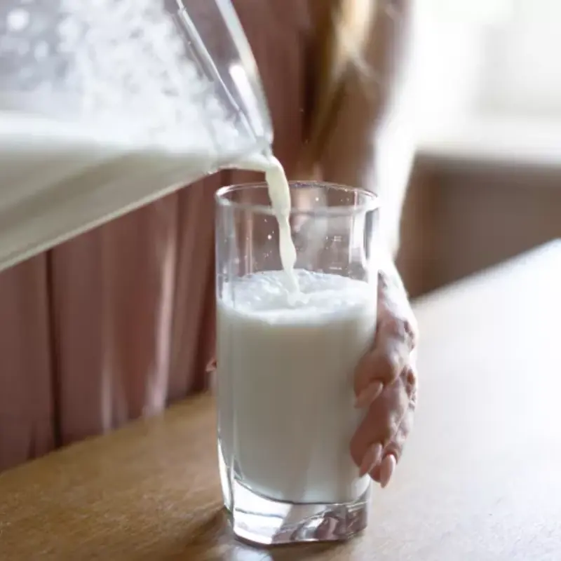 A Glass of Milk a Day Could Help Lower Women's Risk of Color.ec.tal Can.cer