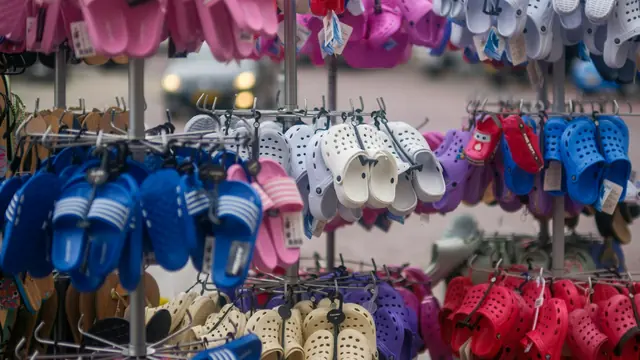 This type of "pois,onous sandal" can cause early puberty in children, but many parents still buy it for their children to wear!