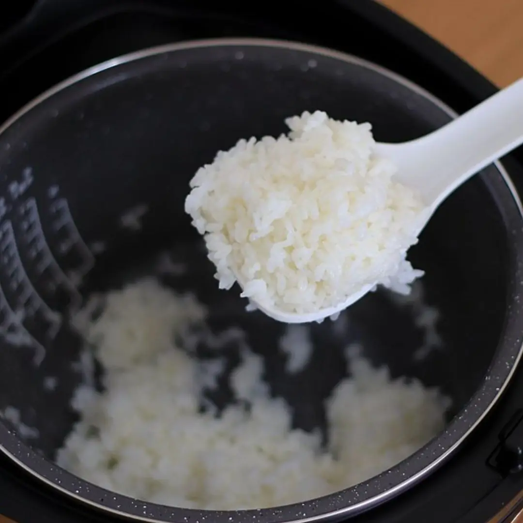 O arroz deixado na panela elétrica durante a noite ainda pode ser consumido